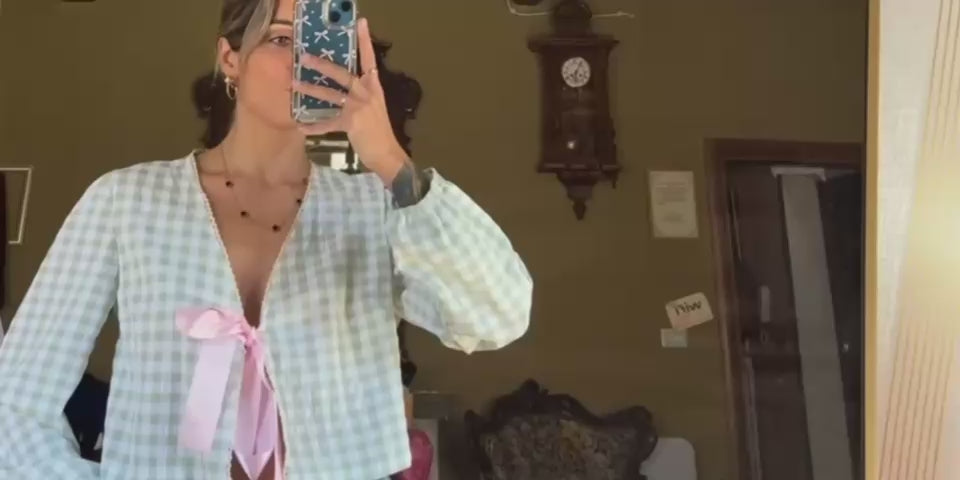 Carica il video: progetta collezioni di abbigliamento e accessori, occupandosi dell&#39;intero processo creativo: dall&#39;analisi delle tendenze e la ricerca di ispirazioni, alla creazione di schizzi e prototipi, fino alla selezione dei materiali. Lavora a stretto contatto con sarti e modellisti per garantire che il prodotto finale sia funzionale, esteticamente valido e rispecchi la visione del brand. 